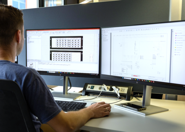 Bosch-Mitarbeiter am CAD-Bildschirmarbeitsplatz
